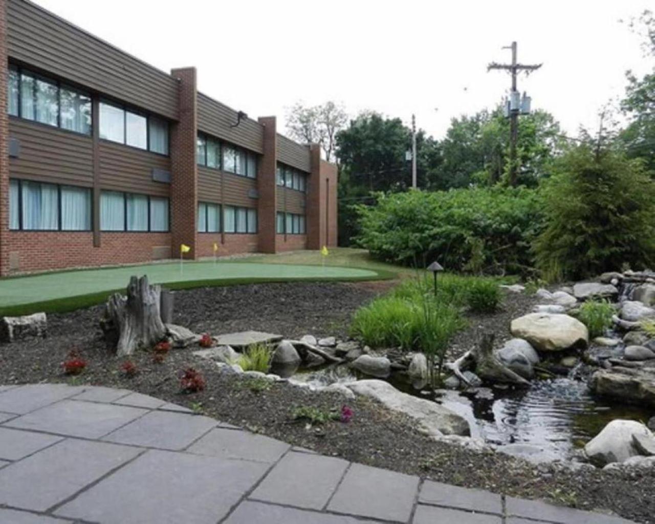 Suburban Studios Altoona Luaran gambar